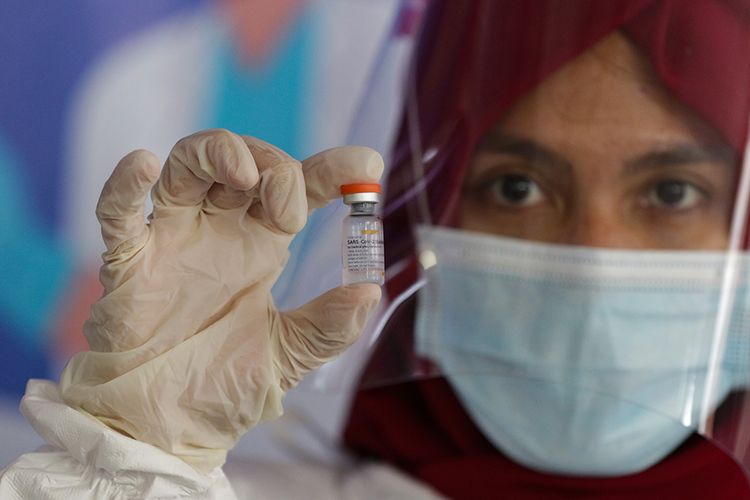 Vaksin Covid-19 saat vaksinasi tahap kedua untuk pedagang Pasar Tanah Abang, Jakarta, Rabu (17/2/2021). Vaksinasi Covid-19 hari ini menyasar kurang lebih 1.500 orang pedagang pasar Tanah Abang dari total 10.000 dosis.