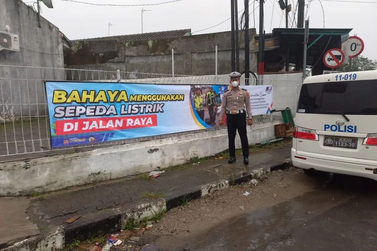 Polres Lebak memasang sejumlah spanduk larangan sepeda listrik beroperasi di Jalan Raya, Selasa (19/7).