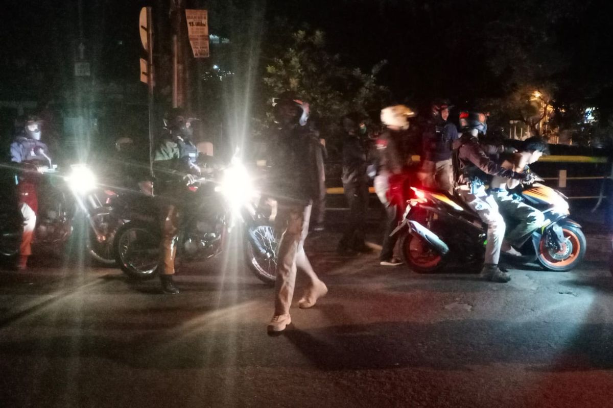 Tim Jaguar Polres Metro Depok mengamankan lima remaja yang diduga akan melakukan tawuran di Jalan Swadaya, Pancoran Mas, Kota Depok, Jawa Barat pada Rabu (17/11/2021) dini hari. 