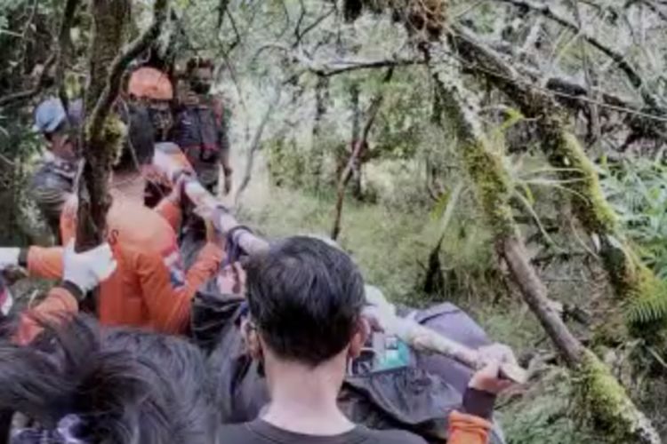 Tim SAR gabungan tengah mengevakuasi dua jenazah pendaki yang ditemukan tewas usai merayakan HUT RI di puncak gunung Bawkaraeng, Kabupaten Gowa, Sulawesi Selatan. Rabu, (18/8/2021).