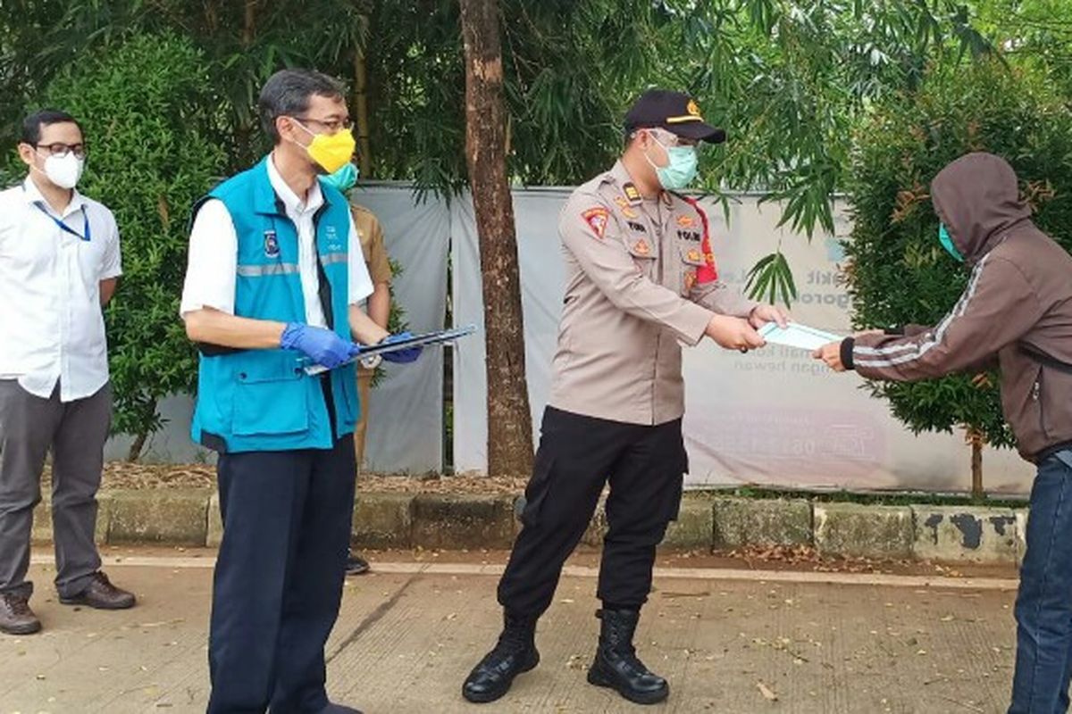 Rumah Lawan Covid-19 Kota Tangerang Selatan kembali memulangkan 11 pasien kasus Covid-19 pada Senin (15/6/2020). Dari 11 orang yang masuk dalam status PDP itu, satu diantaranya merupakan anggota Polri yang bertugas di Polres Tangsel.