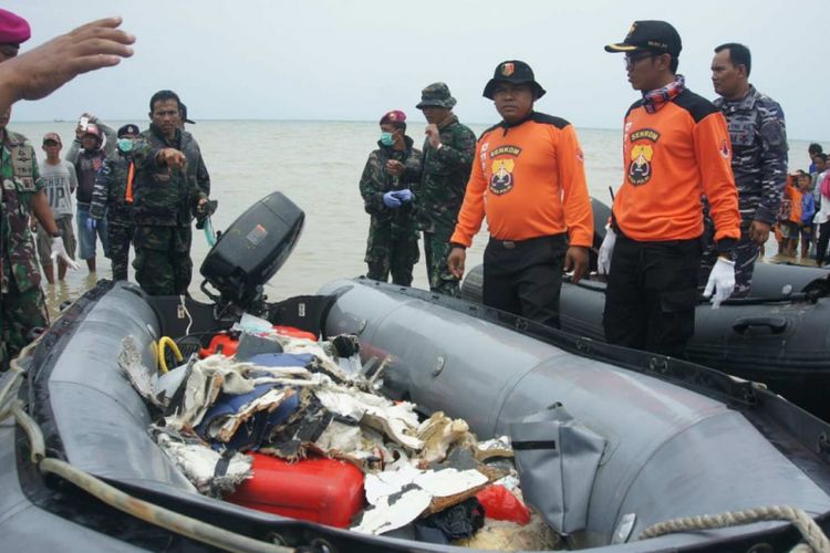 Potongan tubuh, barang-barang penumpang dan serpihan pesawat kembali ditemukan tim gabungan di lokasi jatuhnya pesawat Lion Air JT 610 di Pantai Tanjungpakis, Desa Tanjungpakis, Kecamatan Pakisjaya, Kabupaten Karawang, Jawa Barat, Selasa (30/10/2018).