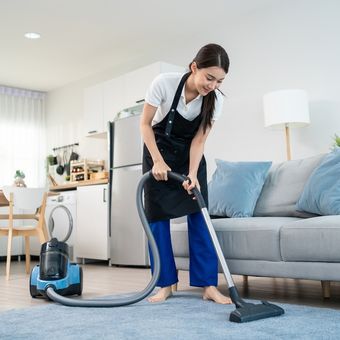 Ilustrasi menyedot debu dengan vacuum cleaner. 