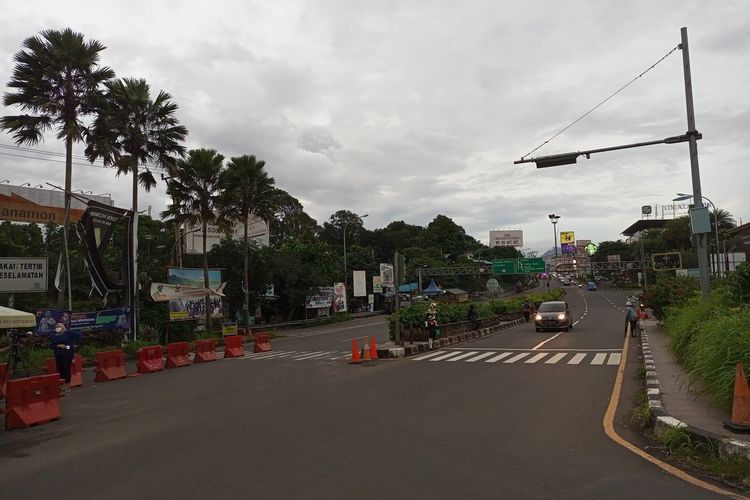 Situasi arus lalu lintas di jalur Puncak Bogor, Jawa Barat, terpantau relatif normal pada libur tanggal merah Hari Raya Nyepi, Kamis (3/3/2022).