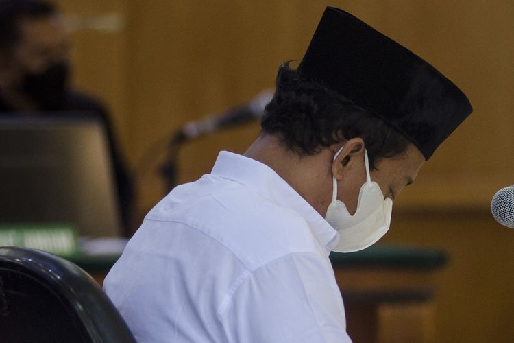 Terpidana kasus kekerasan seksual terhadap anak Herry Wirawan mendengarkan putusan majelis hakim saat  menjalani sidang vonis di Pengadilan Negeri Bandung, Jawa Barat, Selasa (15/2/2022). Majelis hakim Pengadilan Negeri (PN) Bandung menjatuhkan vonis pidana seumur hidup kepada Herry Wirawan atas kasus pemerkosaan 13 santriwati dibawah umur sekaligus diminta membayar restitusi (santunan) kepada para korban. ANTARA FOTO/Novrian Arbi/foc.