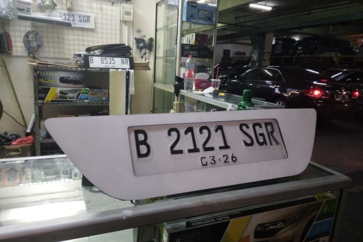 Contoh pembuatan pelat mobil di salah satu toko di sentra otomotif Blok M, Jakarta Selatan