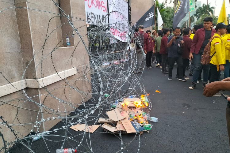Massa aksi mahasiswa membakar sampah dan mengancam akan merobohkan pagar di depan Gedung DPR/MPR RI, Senayan, Jakarta, pada Selasa (28/6/2022) sore. 