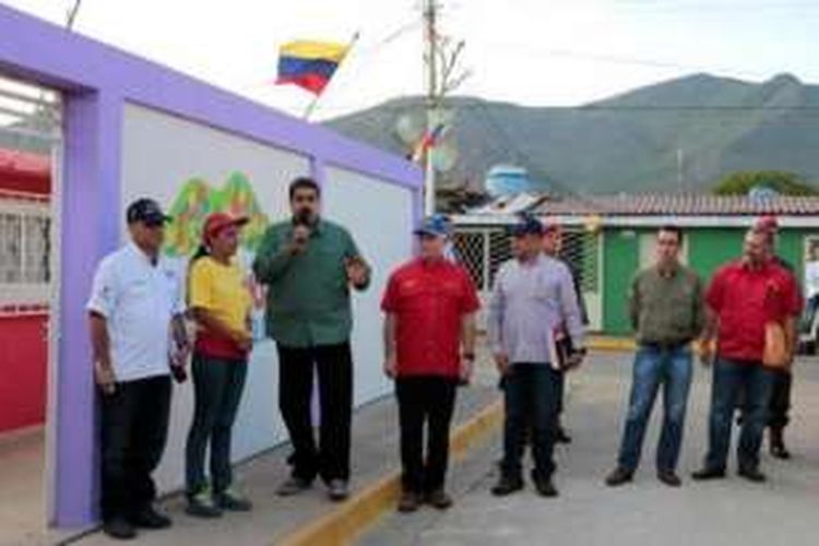 Presiden Venezuela Nicolas Maduro saat meninjau proyek perumahan negara di Pulau Margarita.