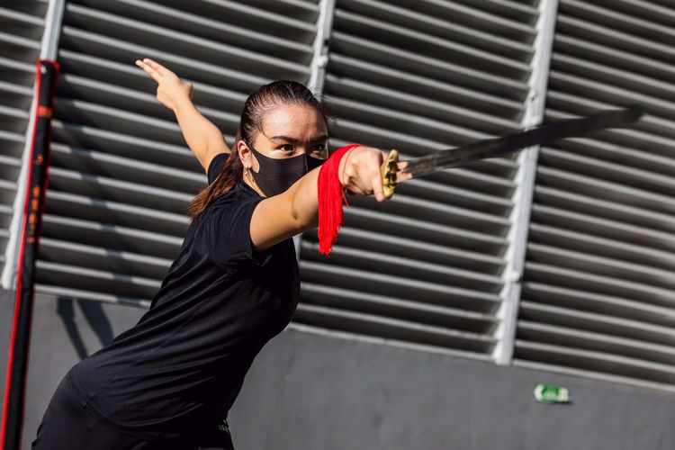 Atlet wushu nasional, Nadya Permata Setiawan berlatih secara mandiri di kawasan apartemen tempat tinggalnya di Kelapa Gading, Jakarta Utara, Rabu (10/6/2020). Atlet wushu nomor taolu peraih dua perak dalam Kejuaraan Dunia Wushu Junior 2018 itu harus berlatih secara mandiri saat masa pandemi COVID-19, untuk mempersiapkan diri agar dapat lolos dalam Pekan Olah Raga Nasional (PON) XX Papua.