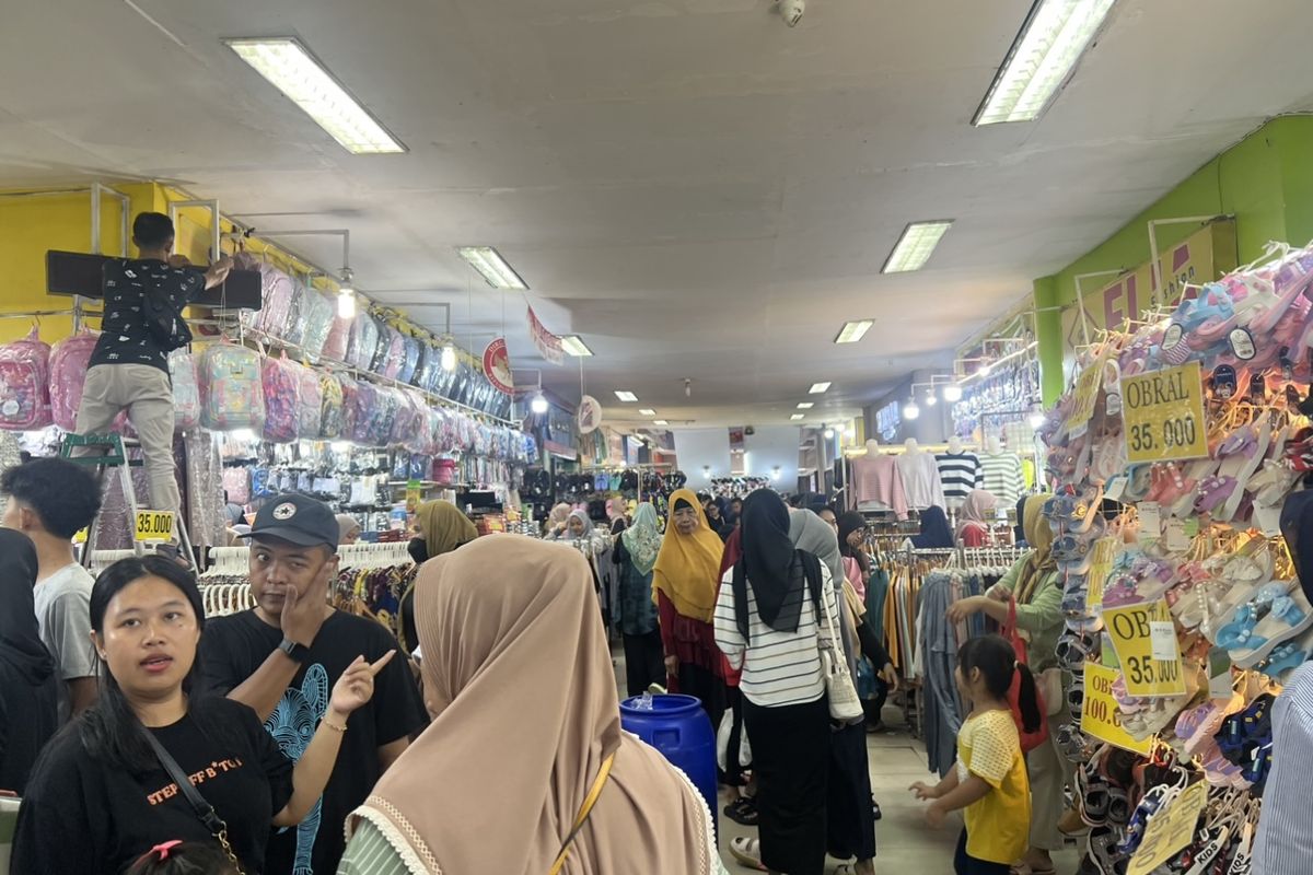 H-1 Ramadhan pengunjung penuhi kawasan Pasar Anyar Bogor untuk berbelanja baju lebaran, Senin (11/3/2024).
