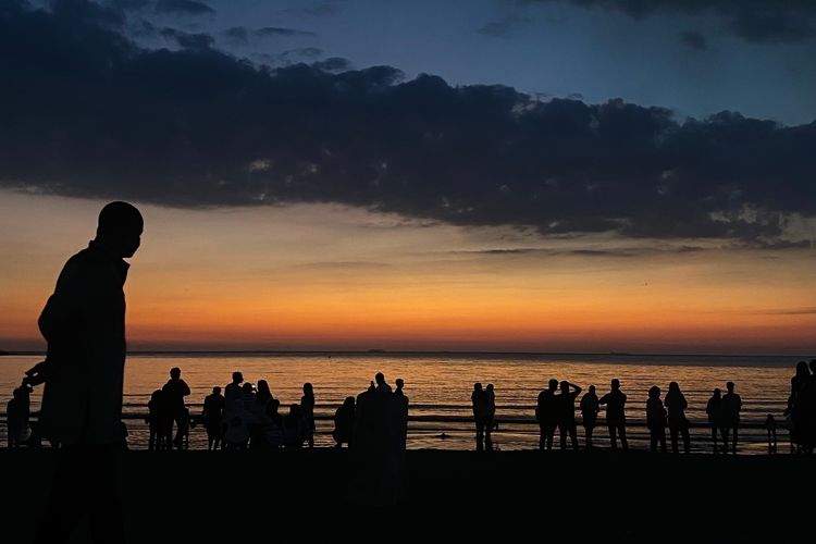 Ilustrasi matahari terbenam atau sunset di Pantai Bosowa di Makassar, Sulawesi Selatan.