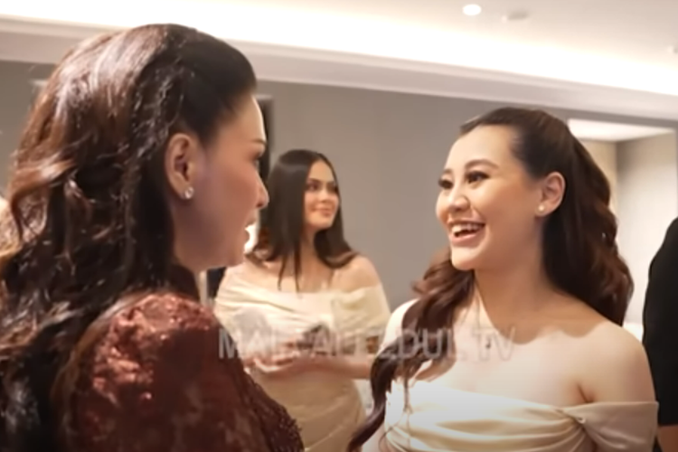 Aaliyah Massaid (kanan) dan Maia Estianty (kiri) saat pernikahan Al Ghazali dan Alyssa Daguise. Kapan ibu boleh keluar rumah setelah melahirkan?