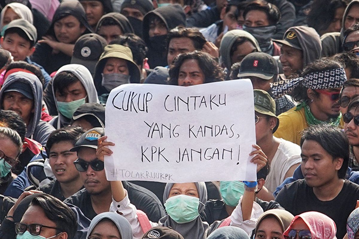 Ribuan mahasiswa mengikuti aksi #GejayanMemanggil di Simpang Tiga Colombo, Gejayan, Sleman, DI Yogyakarta, Senin (23/9/2019). Dalam aksi demonstrasi yang diikuti oleh ribuan mahasiswa dari berbagai universitas di Yogyakarta itu, mereka menolak segala bentuk pelemahan terhadap upaya pemberantasan korupsi serta mendesak pemerintah dan DPR mencabut UU KPK yang sudah disahkan.