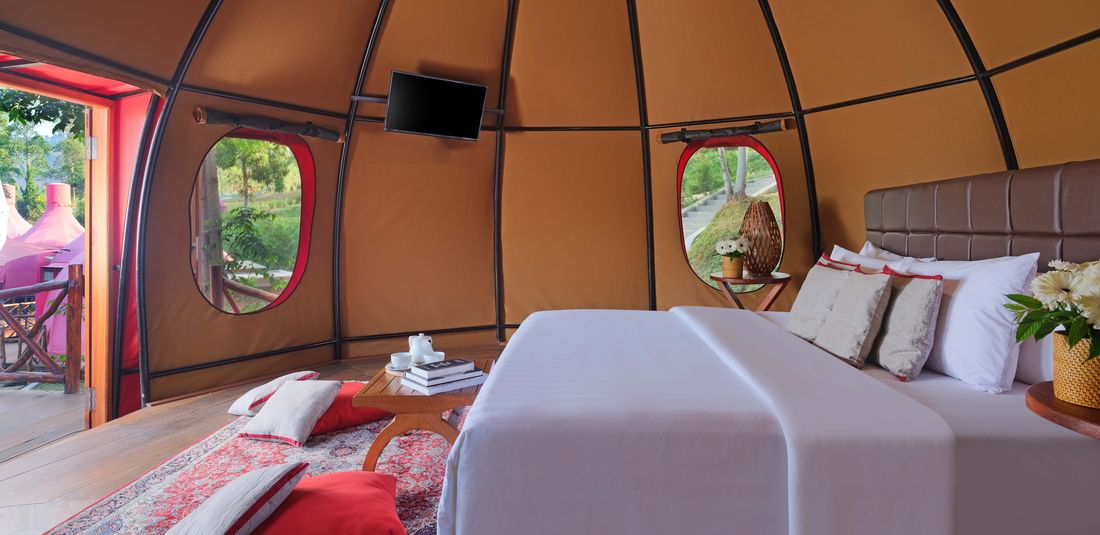 Hotel di Lembang - Penginapan berkonsep glamping di Mulberry Hill by The Lodge, Kabupaten Bandung Barat, Jawa Barat.