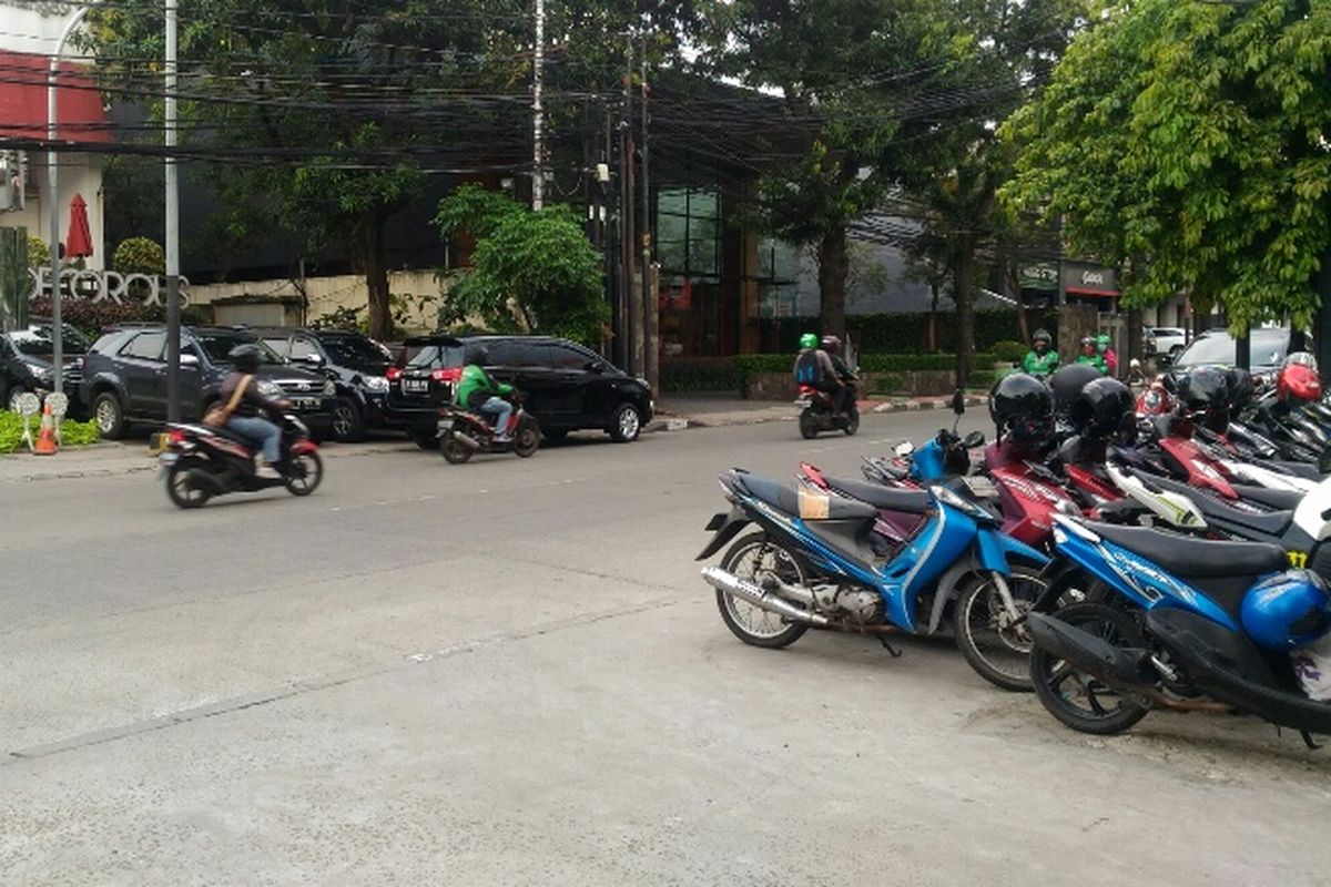 Kondisi terkini lokasi keributan gerombolan motor di dekat Plaza Kemang 88, Jalan Kemang Raya, Jakarta Selatan, Senin (5/3/2018).