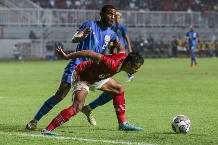 Pemain timnas Indonesia Dimas Drajad (kanan) berebut bola dengan pemain Curacao Rhu-Endly Martina pada laga kedua FIFA Matchday di Stadion Pakansari, Kabupaten Bogor, Selasa (27/9/2022). Timnas Indonesia menang dengan skor 2-1.