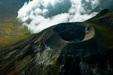 Beda dari Lainnya, Gunung di Tanzania Ini Keluarkan Lava Berwarna Hitam