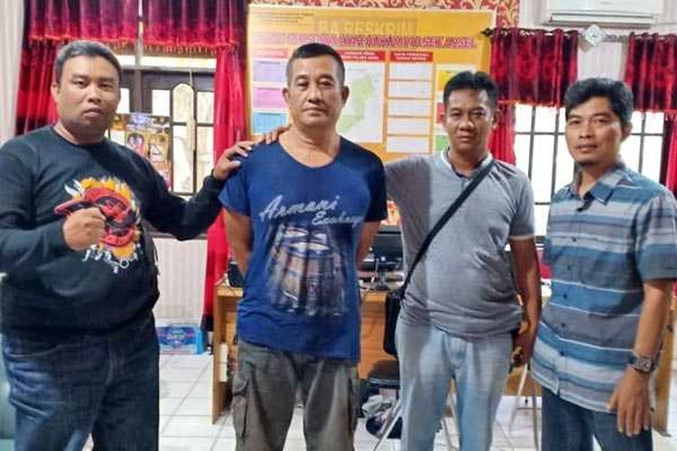 Imam Kunarso (tengah baju biru), pelaku pembunuhan istrinya sendiri saat ditangkap dan dibawa ke Polres Ketapang, Kalimantan Barat.