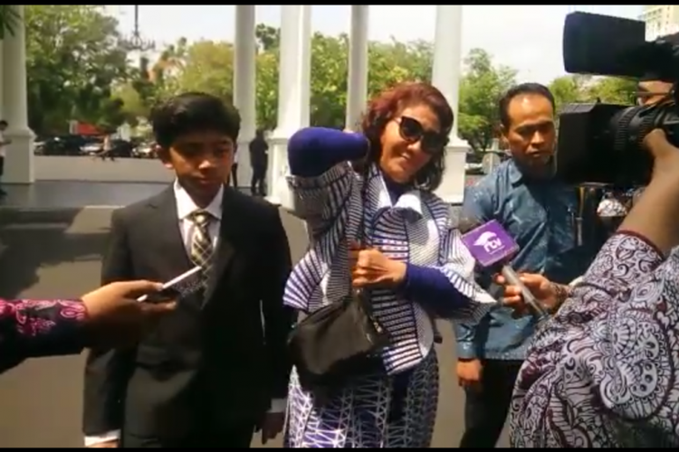 Menteri Kelautan dan Perikanan Susi Pudjiastuti mengajak cucunya ke Istana Presiden Jakarta, Senin (12/2/2018).