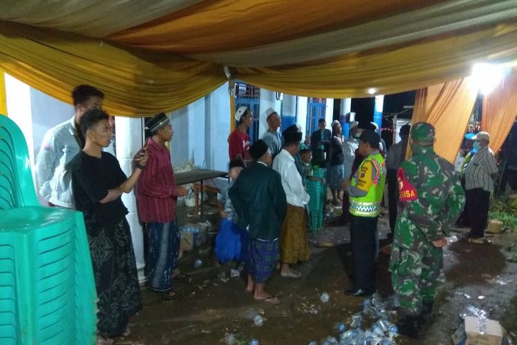 Polisi bersama Muspika Sumberbaru Kabupaten Jember saat membubarkan pesta pernikahan 