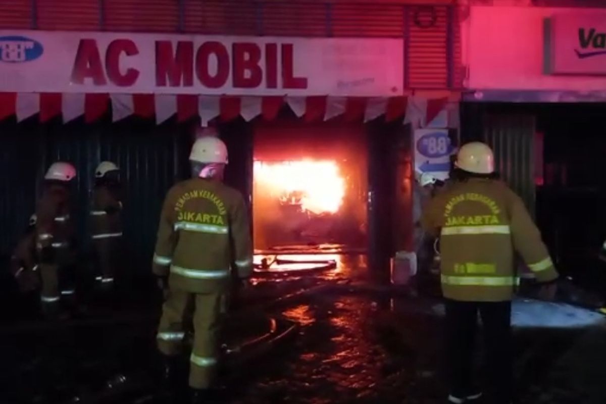 Bengkel AC mobil yang berada di Jalan H Nawi RT 10 RW 02, Kelurahan Gandaria Selatan, Kecamatan Kebayoran Baru, Jakarta Selatan, terbakar, Kamis (15/9/2022) malam. 