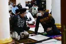 Potret Anies dan Ridwan Kamil Duduk Satu Saf di Masjid Sumedang