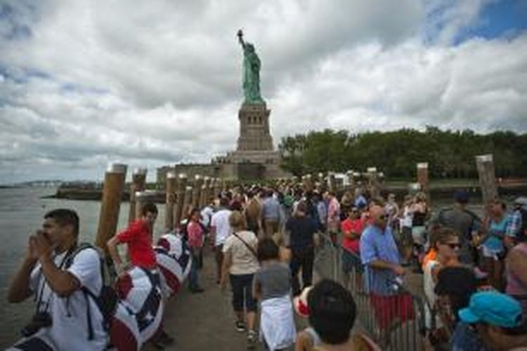 Wisatawan mengunjungi Patung Liberty di Libery Island, Kota New York, pada hari pertama tempat itu dibuka kembali untuk umum sejak serangan topan Sandy, Kamis (4/7/2013), bertepatan dengan Hari Kemerdekaan Amerika Serikat. 
