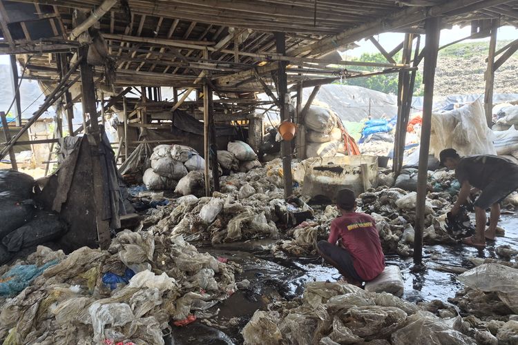 Usaha pengepul limbah plastik di Bantargebang, Bekasi, Jawa Barat. Beban harian TPST Bantargebang menerima rata-rata 7.354 ton sampah per hari dari seluruh kota/kabupaten di Jakarta. Kondisinya kian kritis.