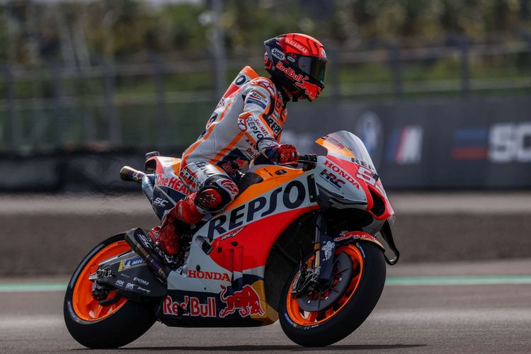 Pebalap Repsol Honda Team, Marc Marquez memacu sepeda motornya saat sesi latihan bebas 2 MotoGP seri Pertamina Grand Prix of Indonesia 2022 di Pertamina Mandalika International Street Circuit, Lombok Tengah, NTB, Jumat (18/3/2022).