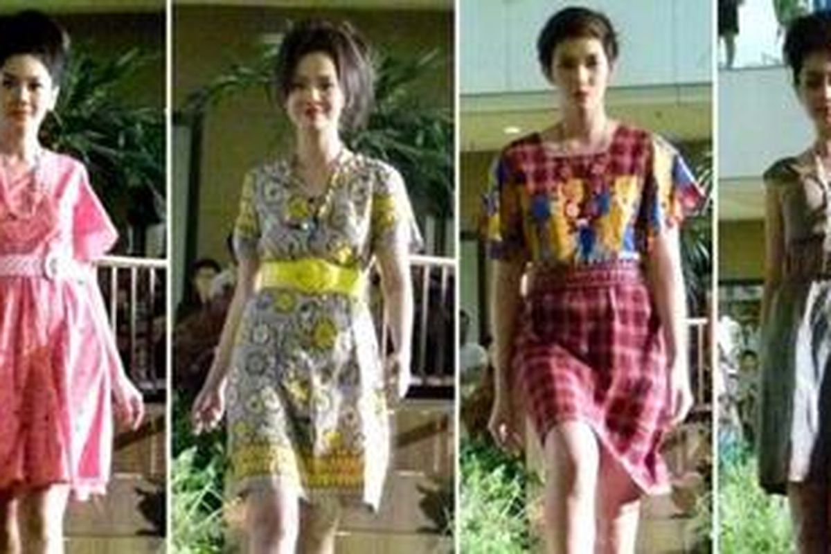 Sebagian koleksi busana batik Guruh Soekarno Putra yang ditampilkan di penutup rangkaian acara Eksobatika di Grand Indonesia Shopping Town, Jakarta, Minggu (26/8/2012).