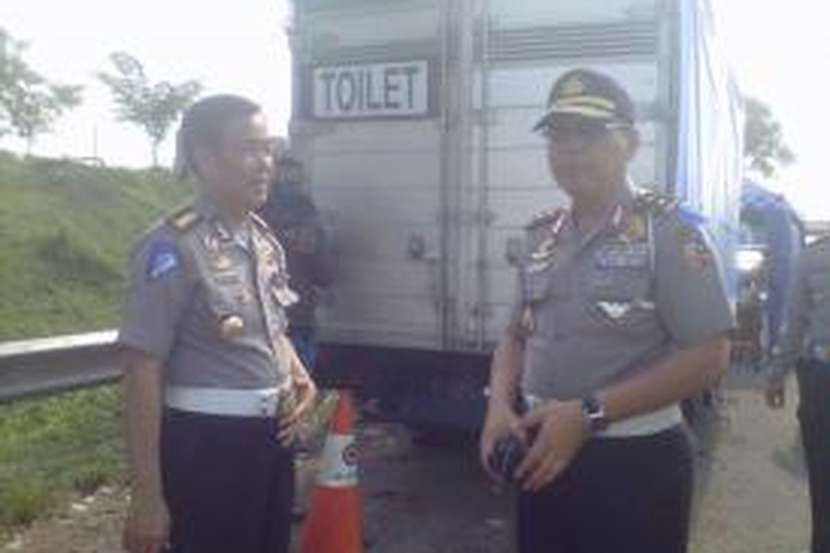 Kepala Korps Lalu Lintas Polri Irjen Pudji Hartanto (kanan) saat meninjau kesiapan mobil toilet di KM 62 Tol Cikampek, Karawang, Jawa Barat, Jumat (9/8/2013) didampingi 
Kepala Detasemen (Kaden) Patroli Jalan Raya Korlantas Polri Kombes Rozimi (kiri)