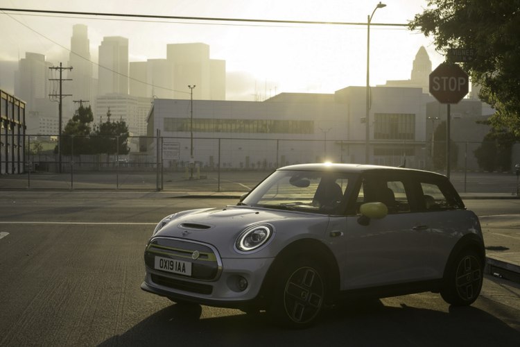 Mini Cooper SE berteknologi listrik