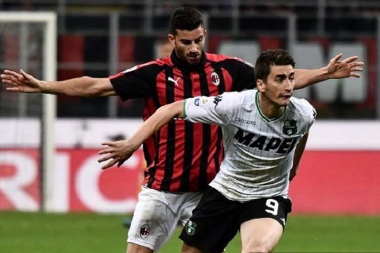 Mateo Musacchio mengawal Filip Djuricic pada pertandingan AC Milan vs Sassuolo dalam lanjutan Liga Italia, 2 Maret 2019. 