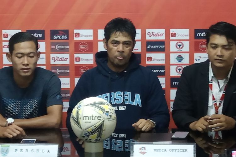 Tim Persela Lamongan jumpa pers jelang lawan Semen Padang. Pelatih Persela, Nilmaizar (tengah).