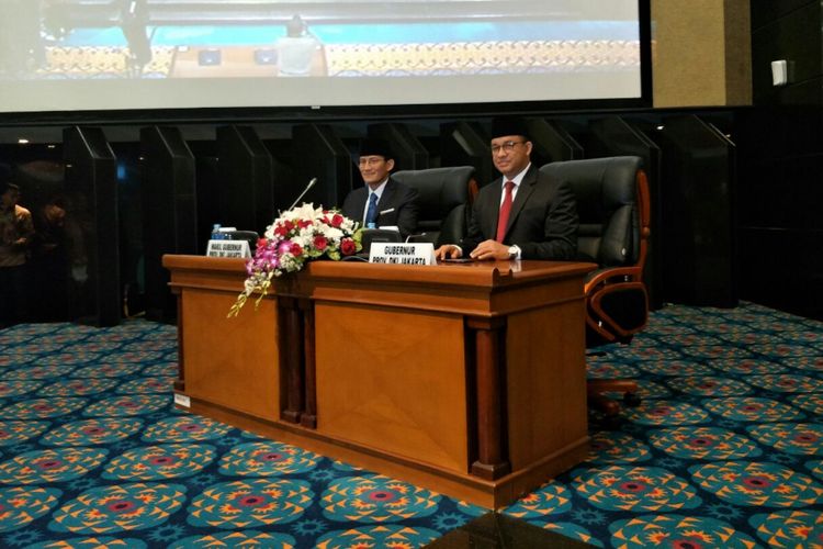 Gubernur DKI Jakarta Anies Baswedan dan Wakil Gubernur Sandiaga Uno dalam sidang paripurna di Gedung DPRD DKI Jakarta, Jalan Kebon Sirih, Selasa (7/11/2017). 