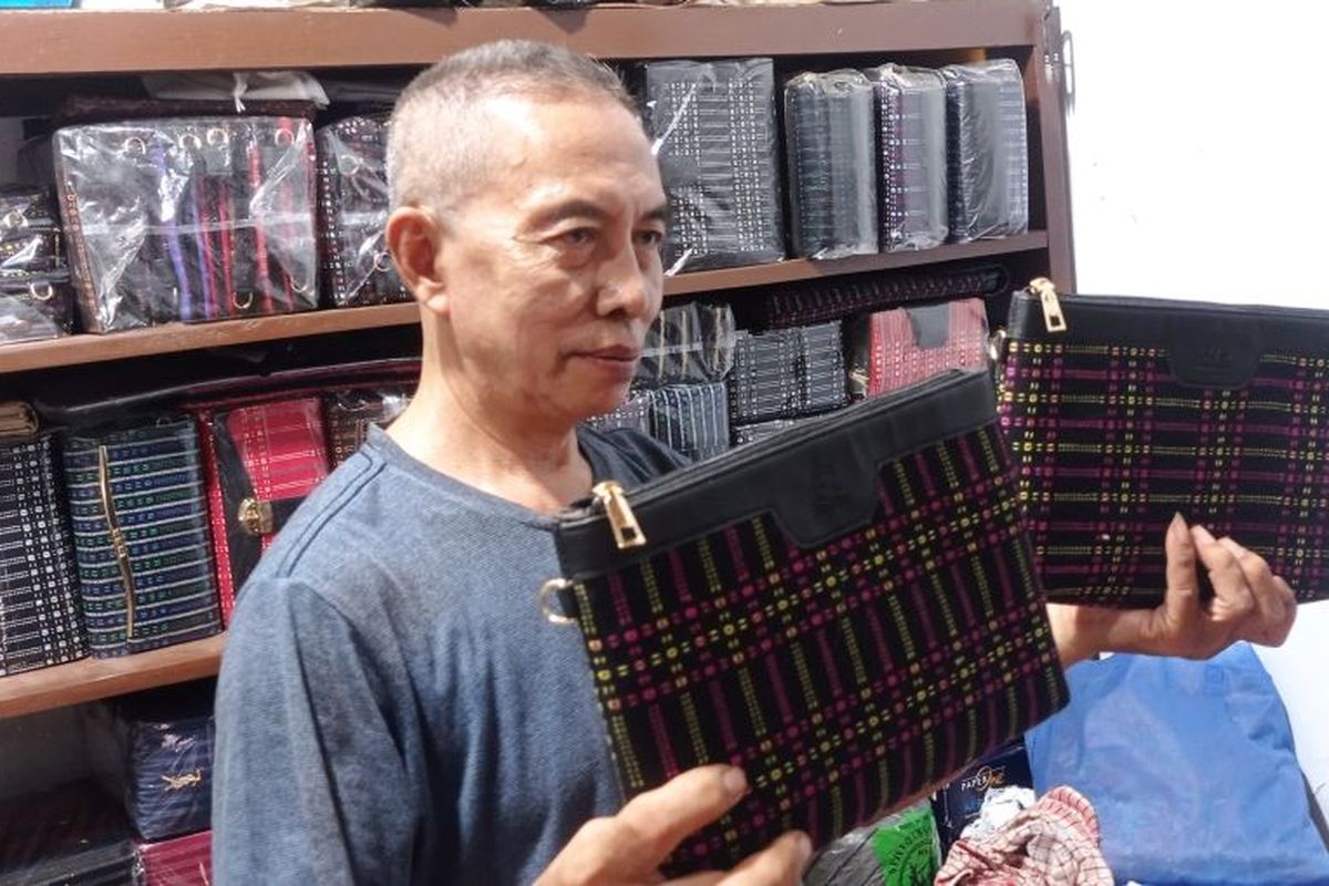 Dompet tenun Badui.