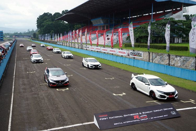 Komunitas para pemiliki Civic Type R, R Club, berkumpul di Sirkuit International Sentul, Minggu (26/11/2017).