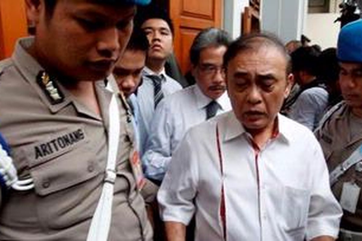 Sjahril Djohan (tengah) terdakwa mafia kasus Gayus Halomoan Tambunan tahun 2009 serta dugaan suap dalam kasus PT Salma Arowana Lestari (PT SAL) tahun 2008, usai menjalani sidang dangan agenda pembacaan putusan oleh majelis hakim di Pengadilan Negeri Jakarta Selatan, Selasa (12/10/2010). Ia divonis satu tahun enam bulan penjara dipotong masa tahanan, denda Rp 50 juta, dan subsider empat bulan penjara.