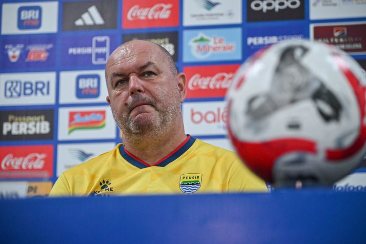 Pelatih Persib Bandung Bojan Hodak dalam konferensi pers jelang duel Persib vs Bhayangkara FC yang akan digelar Minggu (21/12/2025) di Gelora Bandung Lautan Api (GBLA). 