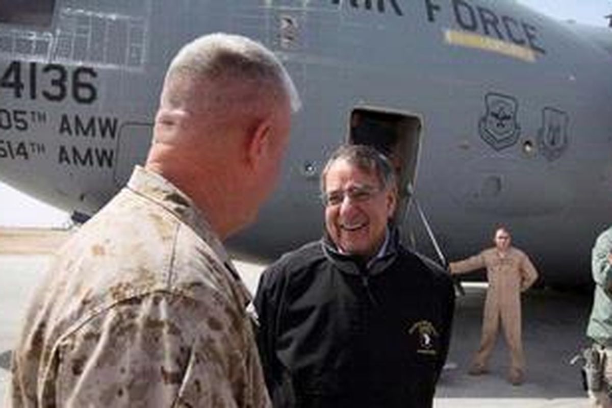Menteri Pertahanan AS Leon Panetta sesaat setelah mendarat di Camp Bastion, Afganistan, Rabu (14/3/2012).  