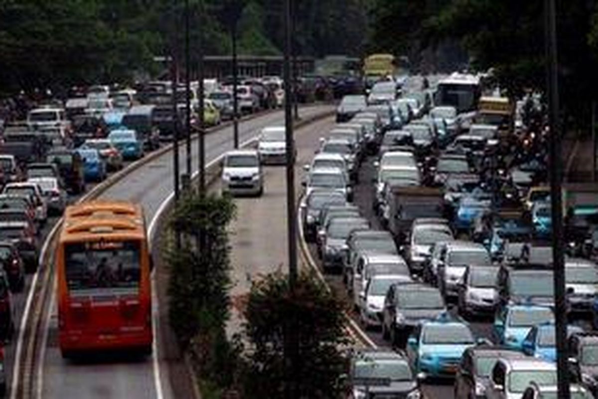 Pengguna kendaraan bermotor tersendat di Jalan Jenderal Sudirman, Jakarta Pusat, Senin (27/5/2013). Pembenahan sarana angkutan umum mendesak dilakukan untuk mengurai kemacetan lalu lintas yang tiap hari mendera Jakarta.
