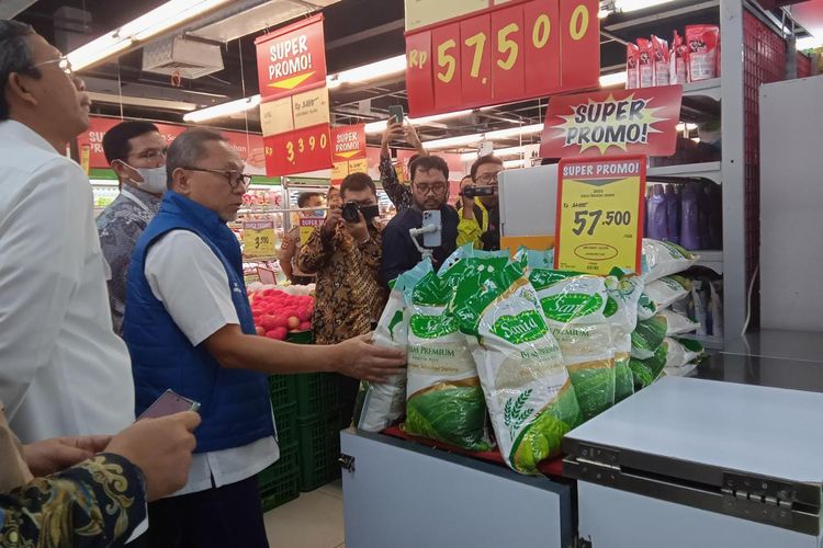 Mendag zulhas saat meninjau harga kebutuhan pokoo di pasar Bogor, Jumat (23/12/2022).