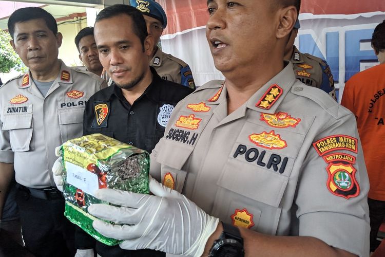 Kapolres Metro Tangerang Kota Kombes Pol Sugeng Hariyanto memegang barang bukti narkotika jenis sabu-sabu saat konferensi pers di Polres Metro Tangerang Kota, Rabu (12/2/2020)