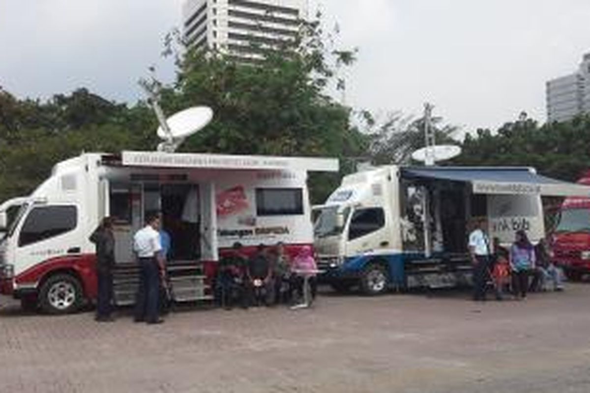 Unit layanan gerak bank yang melayani penukaran uang di Lapangan IRTI, Monas, Rabu (16/7/2014).