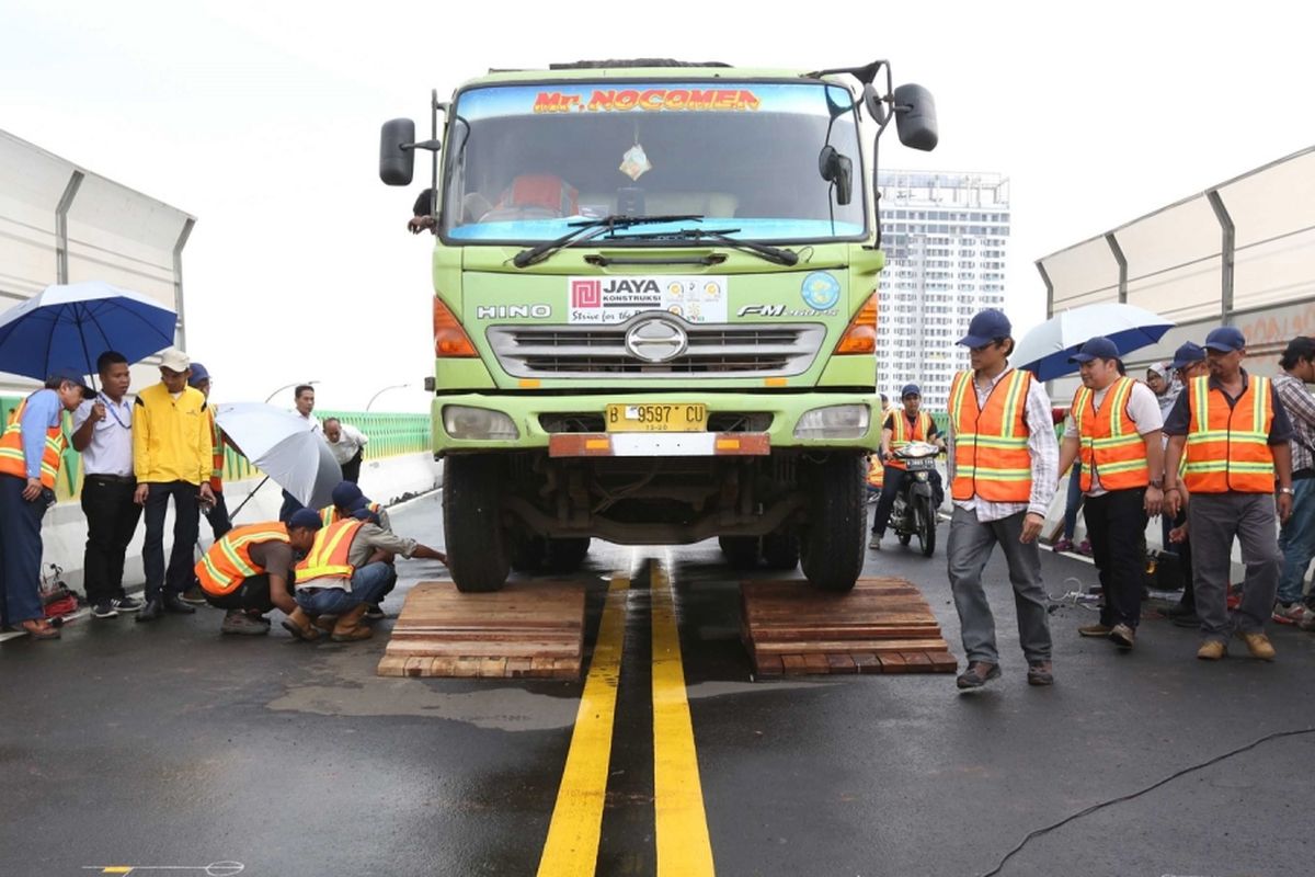 Komisi Keamanan Jembatan dan Terowongan Jalan (KKJTJ), Kementerian Pekerjaan Umum dan Perumahan Rakyat (Kemen PUPR) bersama Dinas Pekerjaan Umum Bina Marga Provinsi DKI melakukan pengujian beban terhadap ruas di jalan layang tranjakarta koridor 13, Jakarta, Kamis (20/7/2017). Sebanyak 25 truk dengan beratan muatan batu arang dengan berat 30 ton untuk pengujian dinamis dan 40 ton untuk pengujian beban dinamis digunakan sebagai salah satu perangkat dalam proses pengujian kelayakan ruas jalan yang membentang dari Ciledug hingga Tendean.