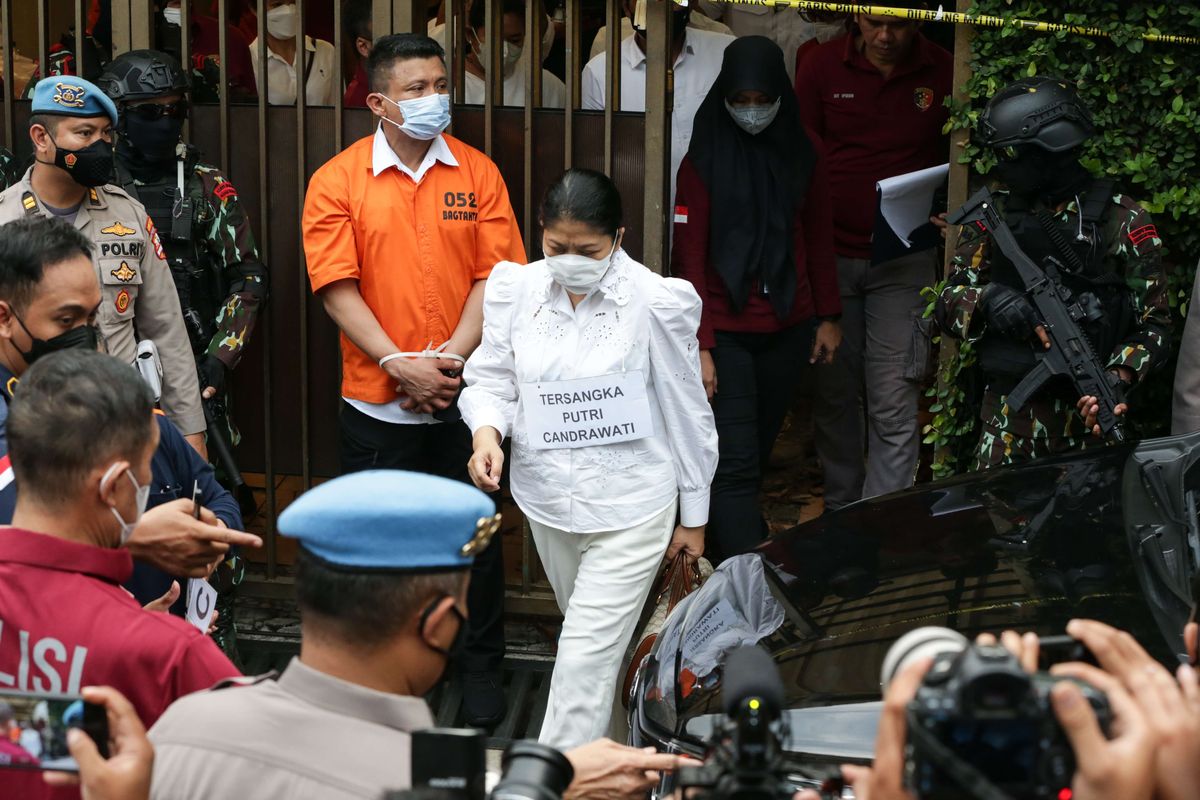 Tersangka Ferdy Sambo dan Putri Candrawathi  saat menjalani rekonstruksi kasus pembunuhan Brigadir J di rumah dinas Ferdy Sambo, Duren Tiga, Jakarta Selatan, Selasa (30/8/2022). Tim Khusus (Timsus) Polri menggelar rekonstruksi kasus pembunuhan berencana Brigadir J atau Nofriansyah Yosua Hutabarat.