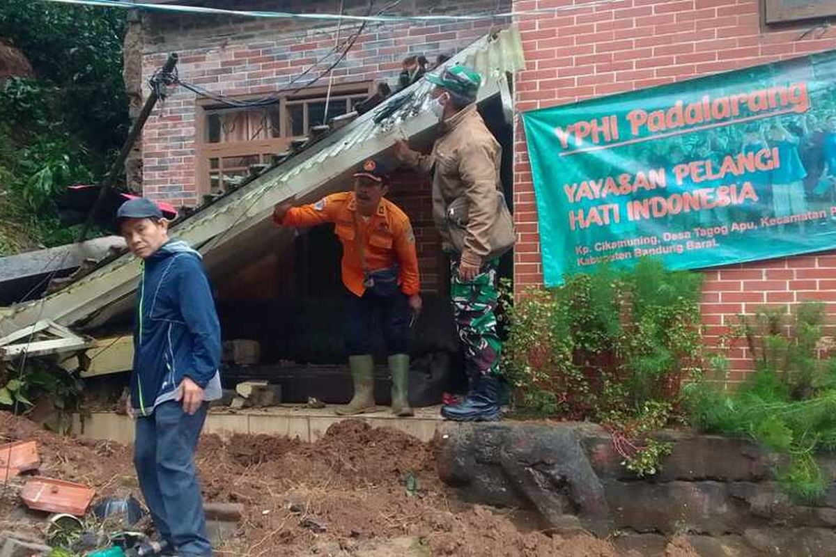 Petugas BPBD Bandung Barat melakukan evakuasi di lokasi longsor.
