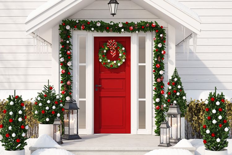 Ilustrasi dekorasi Natal di pintu masuk rumah.