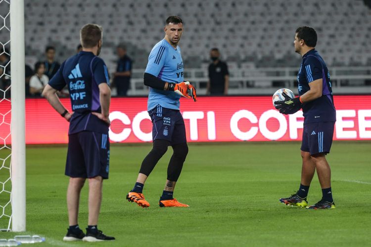 Penjaga gawang timnas Argentina,  Emiliano Martinez (tengah) melakukan sesi latihan di Stadion Utama Gelora Bung Karno, Jakarta, Minggu (18/6/2023). Timnas Indonesia bakal menjalani pertandingan melawan Argentina dalam FIFA Matchday edisi Juni 2023, Senin (19/6/2023).