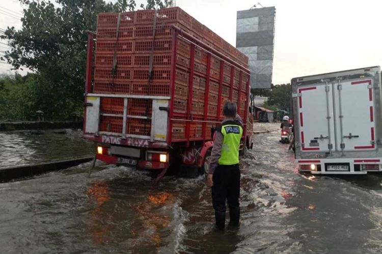 Banjir rob di Jalan Kaligawe Semarang, Jawa Tengah (Jateng). Minggu (7/4/2024).